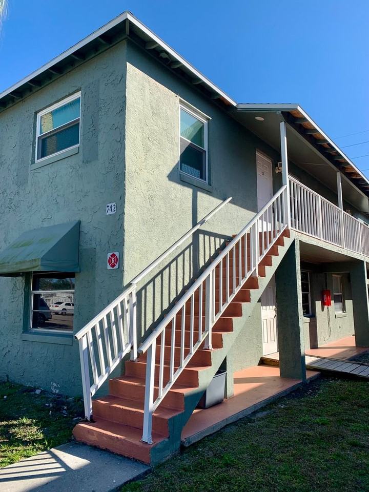 742 Michigan Ct - Photo 3 of 13