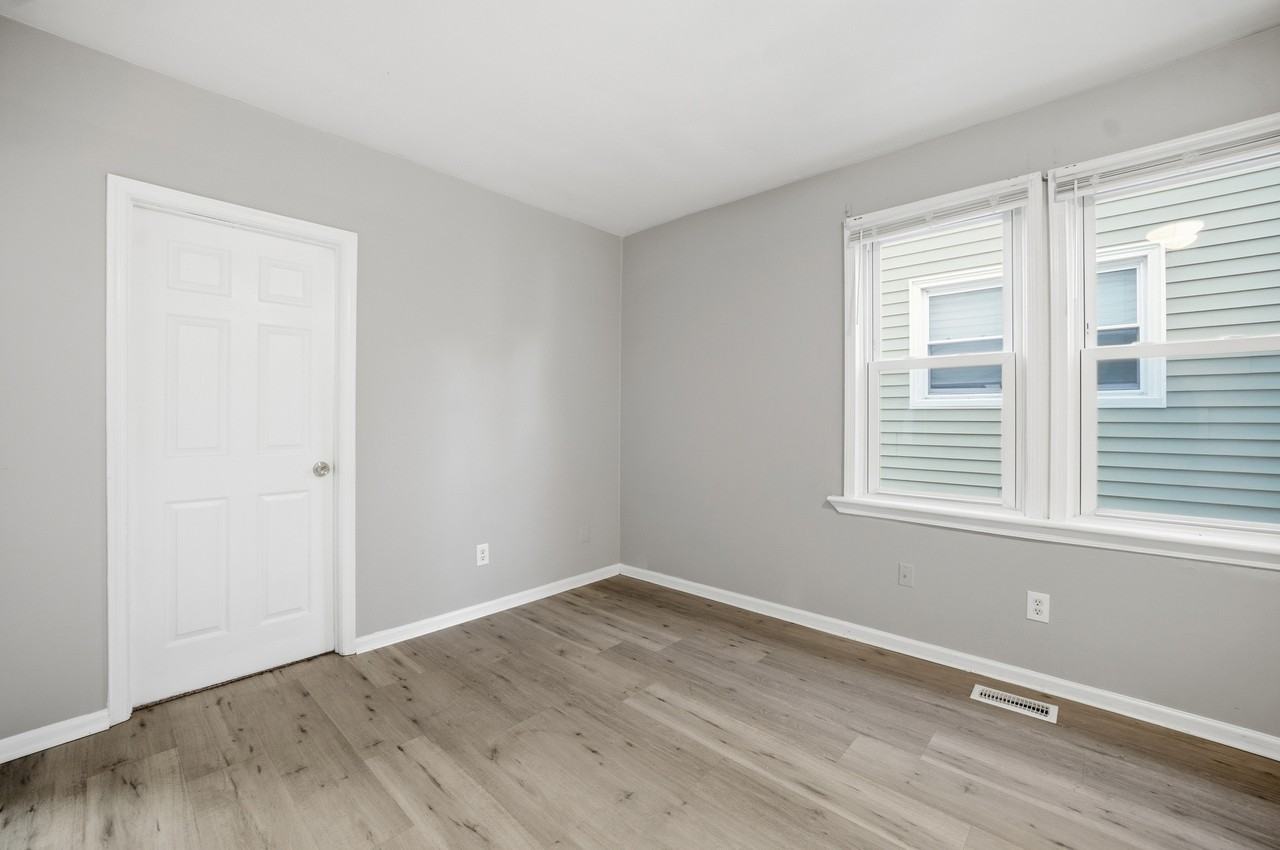 243 West 32nd Street - Photo 6 of 28