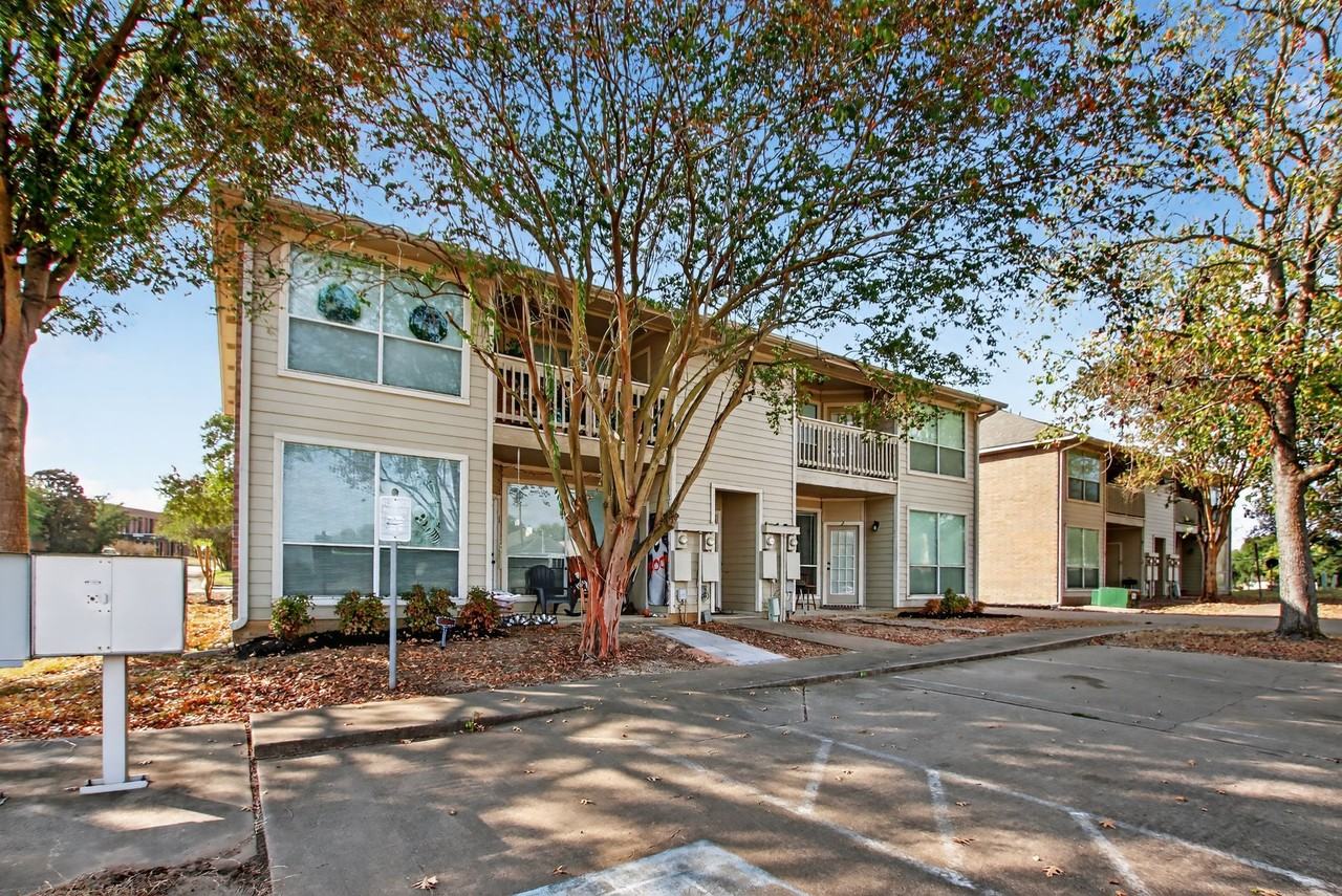 Stone Hill Apartments - Photo 2 of 18