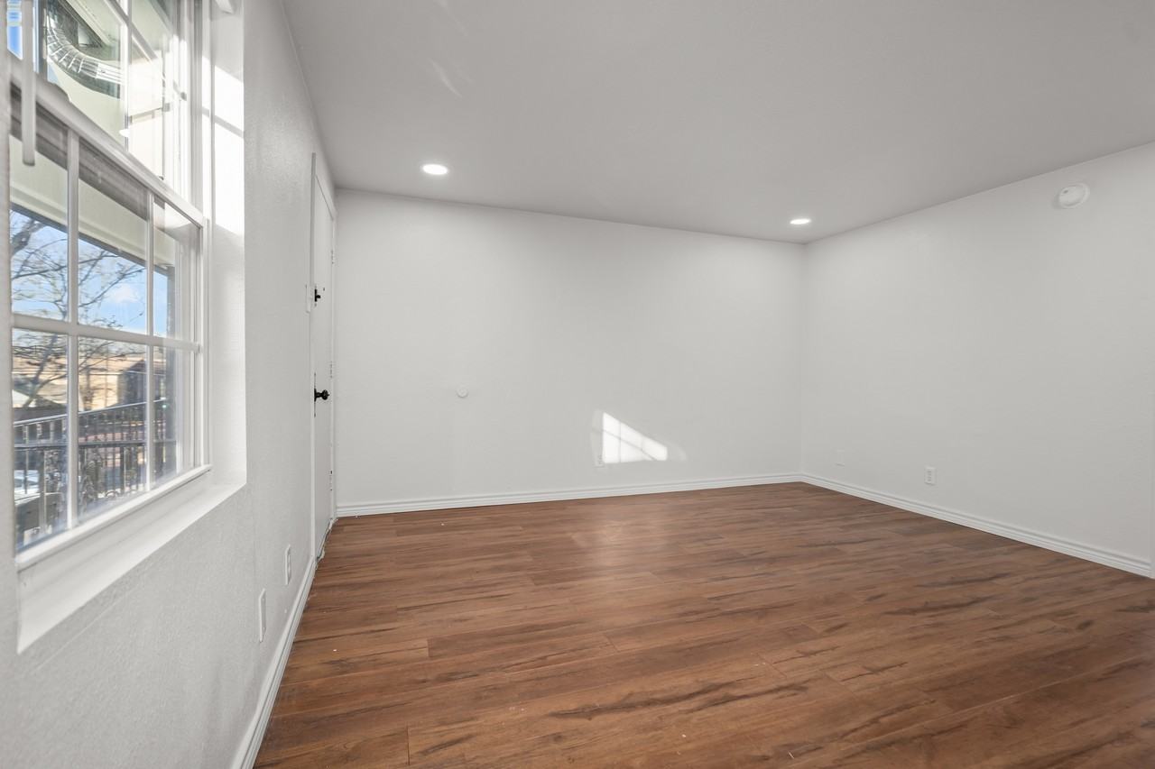 521 W Houston Street - Photo 2 of 6