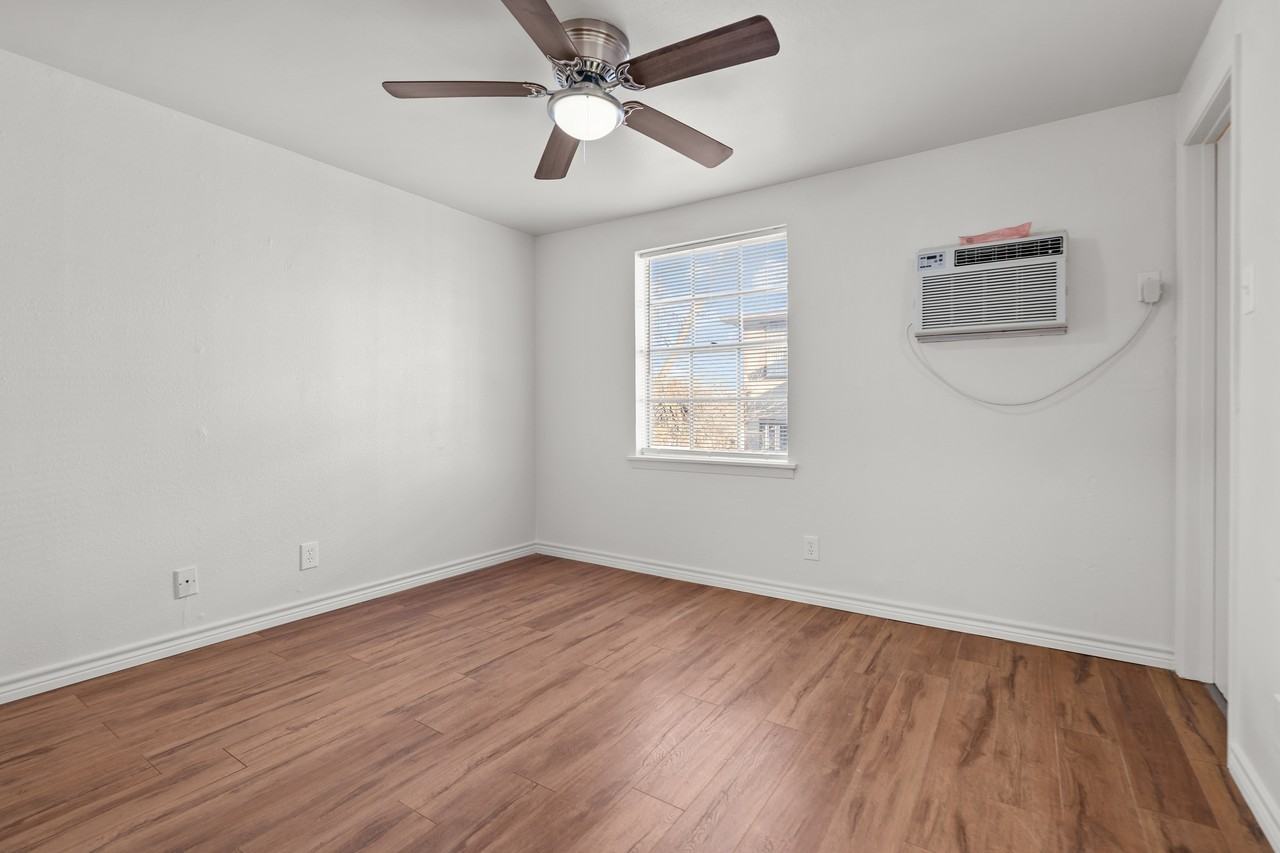 521 W Houston Street - Photo 4 of 6