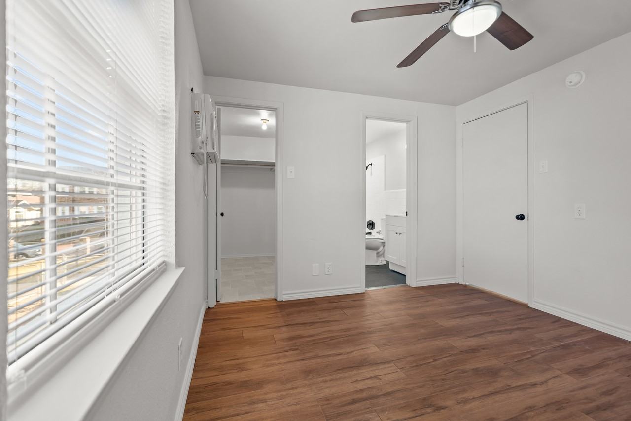 521 W Houston Street - Photo 5 of 6