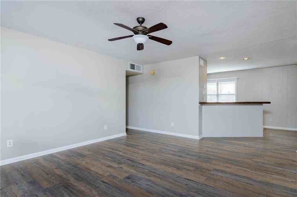 1208 Ne 3rd St - Photo 3 of 19