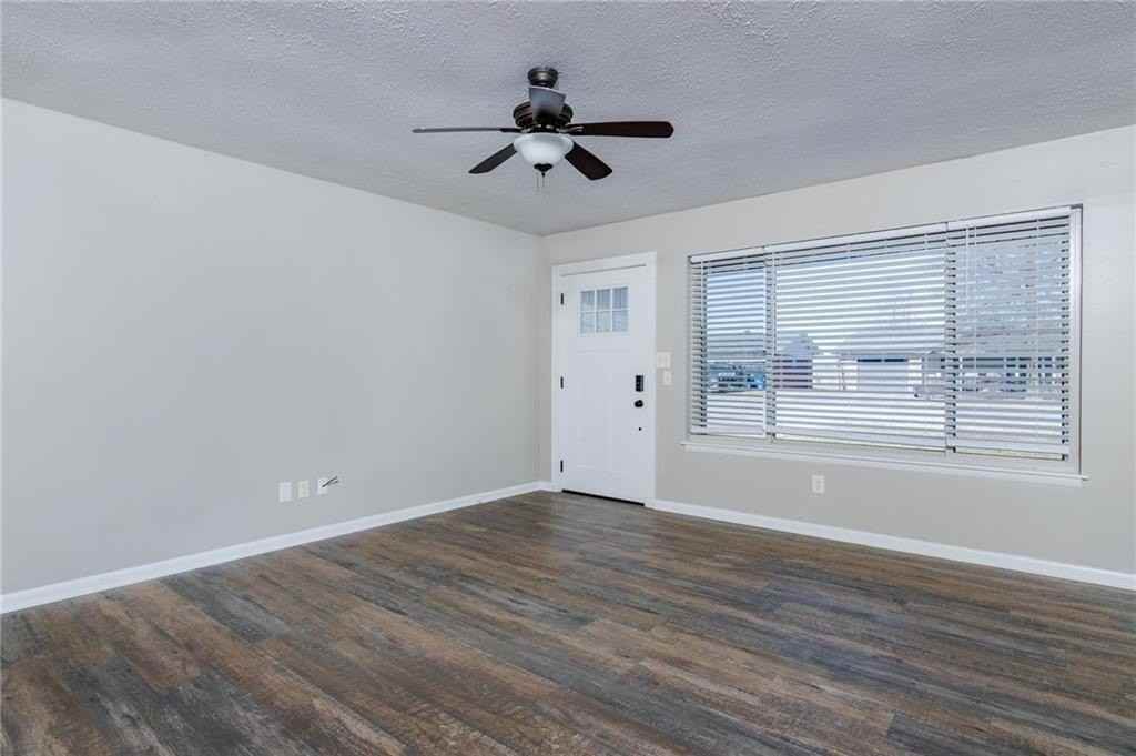 1208 Ne 3rd St - Photo 4 of 19