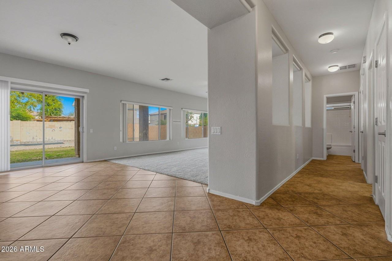 9444 W Hubbell St - Photo 6 of 49