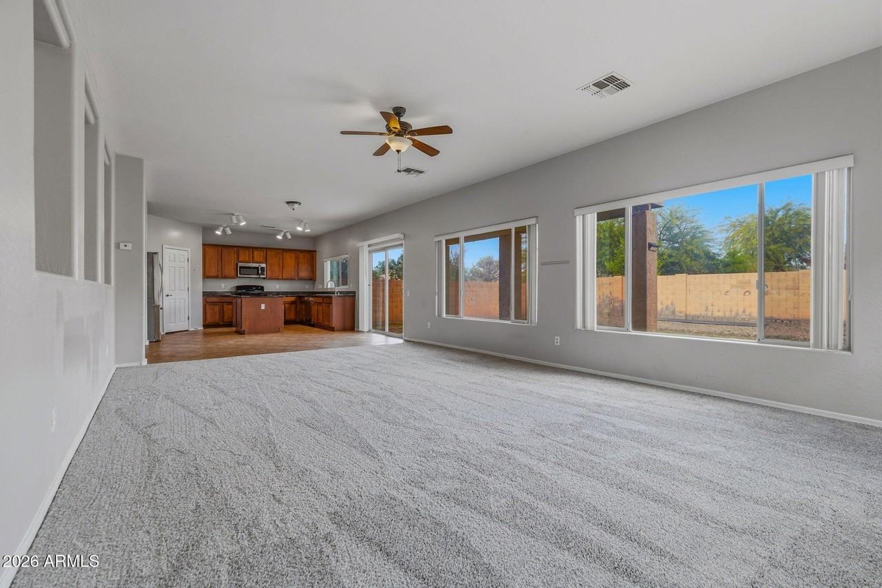 9444 W Hubbell St - Photo 7 of 49