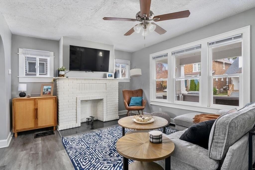 975 Heyl Ave - Photo 2 of 33