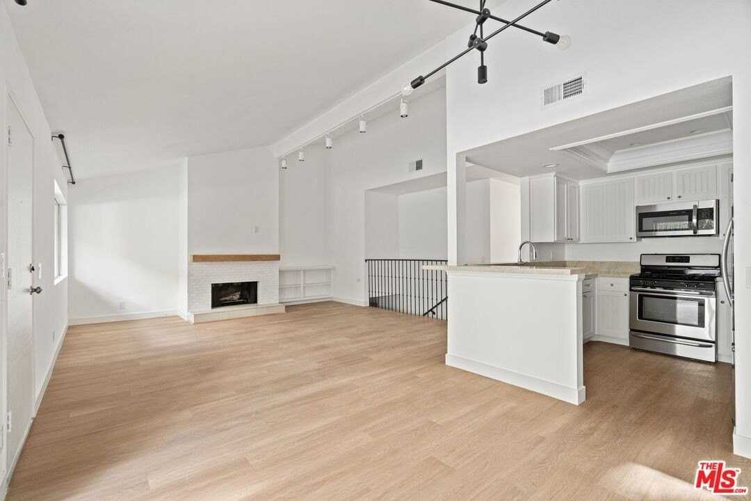 1722 Palisades Dr - Photo 4 of 17