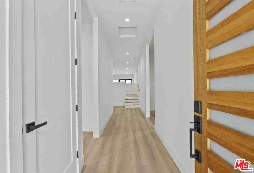 521 N Martel Ave - Photo 2 of 41