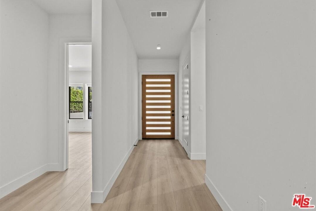 521 N Martel Ave - Photo 3 of 41