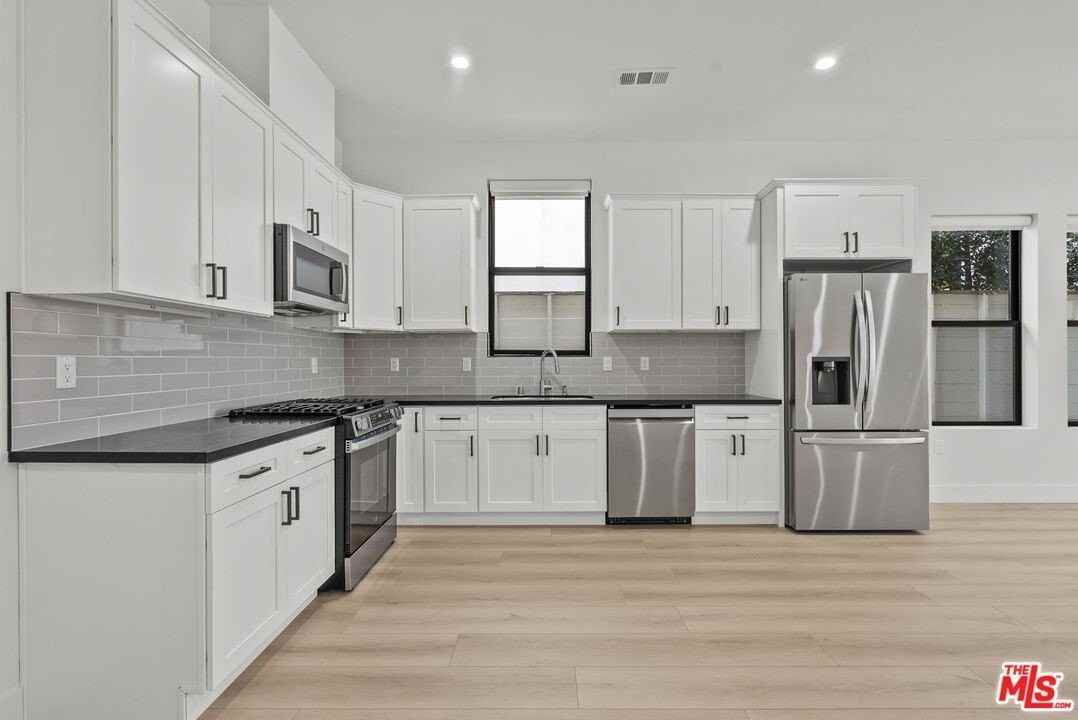 521 N Martel Ave - Photo 4 of 41