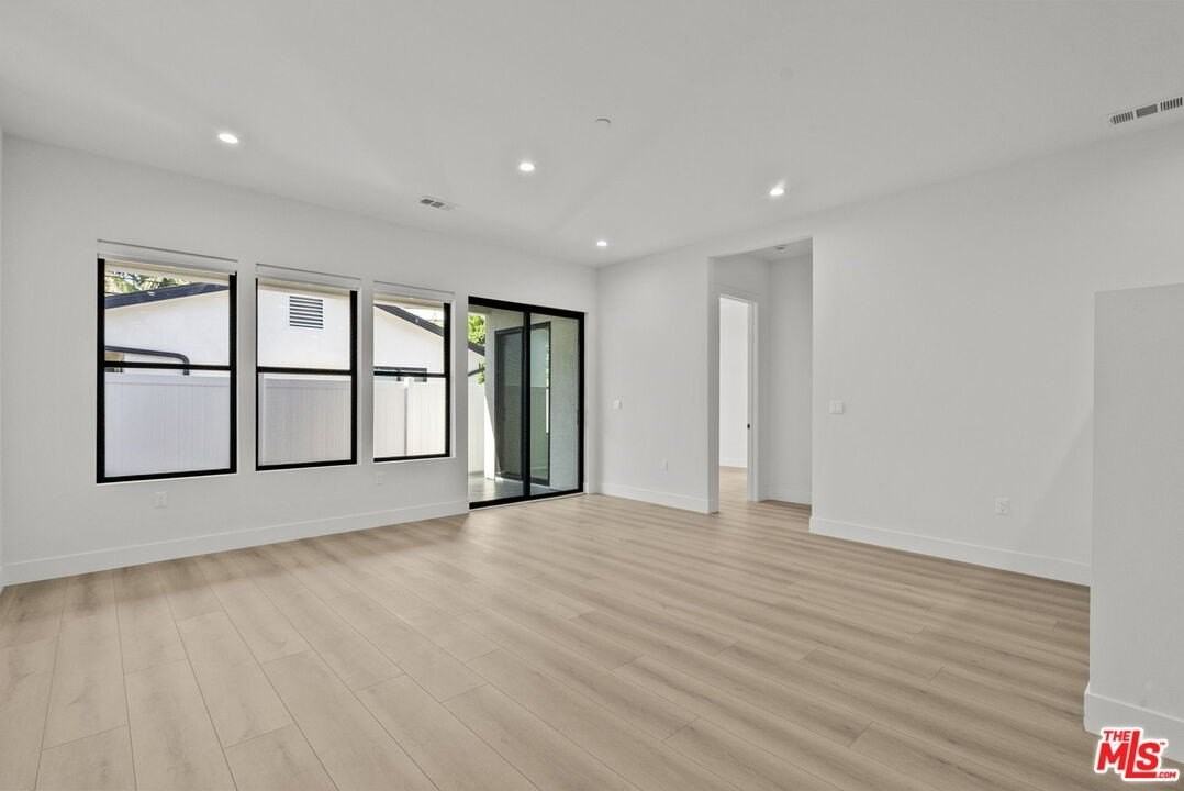 521 N Martel Ave - Photo 6 of 41