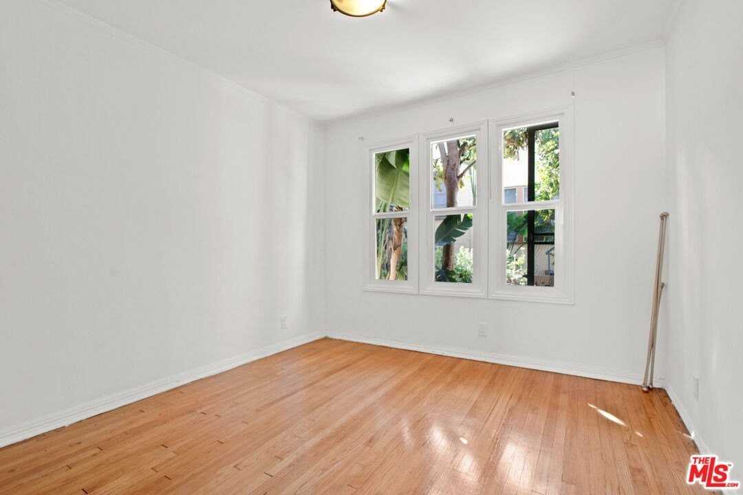 1392 1/2 Edgecliffe Dr - Photo 4 of 6