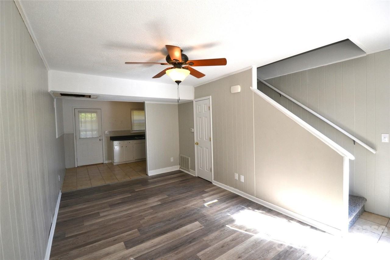 110 Durham Rd - Photo 3 of 17