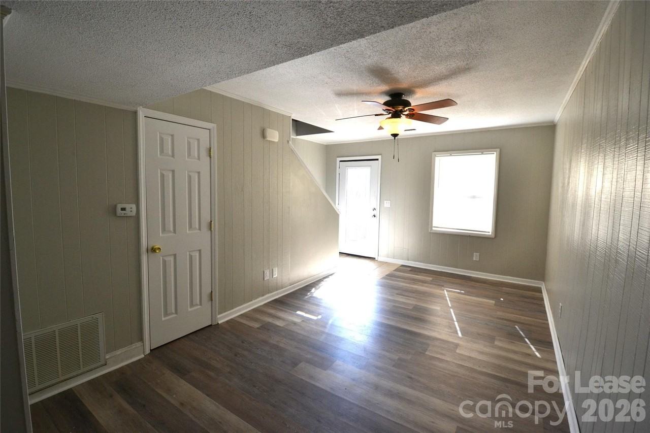 110 Durham Rd - Photo 4 of 17