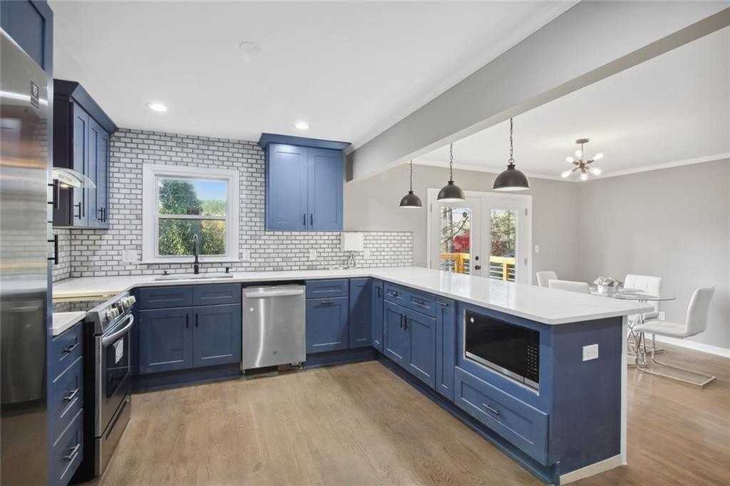 892 N Superior Ave - Photo 6 of 28