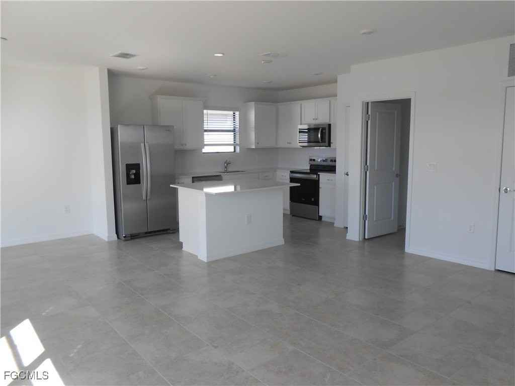 623 Lakeside Oasis Ave - Photo 4 of 31