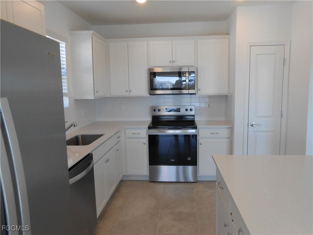 623 Lakeside Oasis Ave - Photo 5 of 31