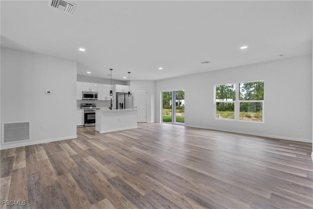 945 Butler St E - Photo 6 of 34