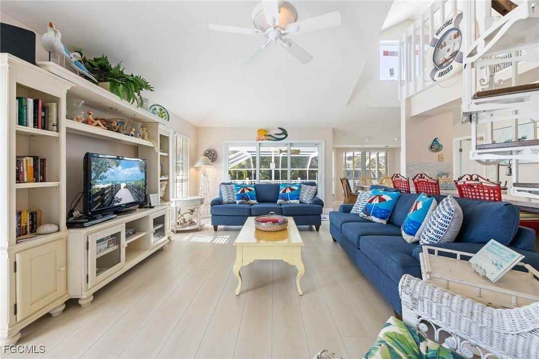 424 Lagoon Dr - Photo 7 of 44