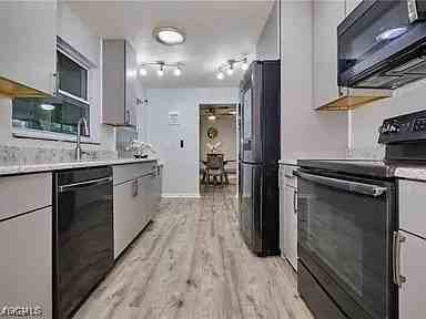 4240 Se 3rd Ave - Photo 5 of 50