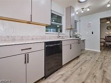 4240 Se 3rd Ave - Photo 6 of 50