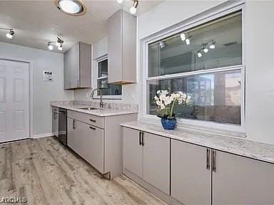 4240 Se 3rd Ave - Photo 7 of 50