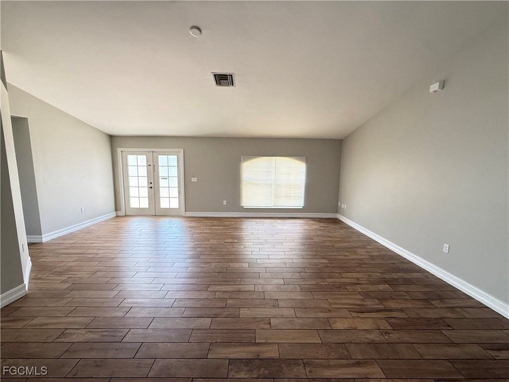 629 Dauphine Ave S - Photo 2 of 12