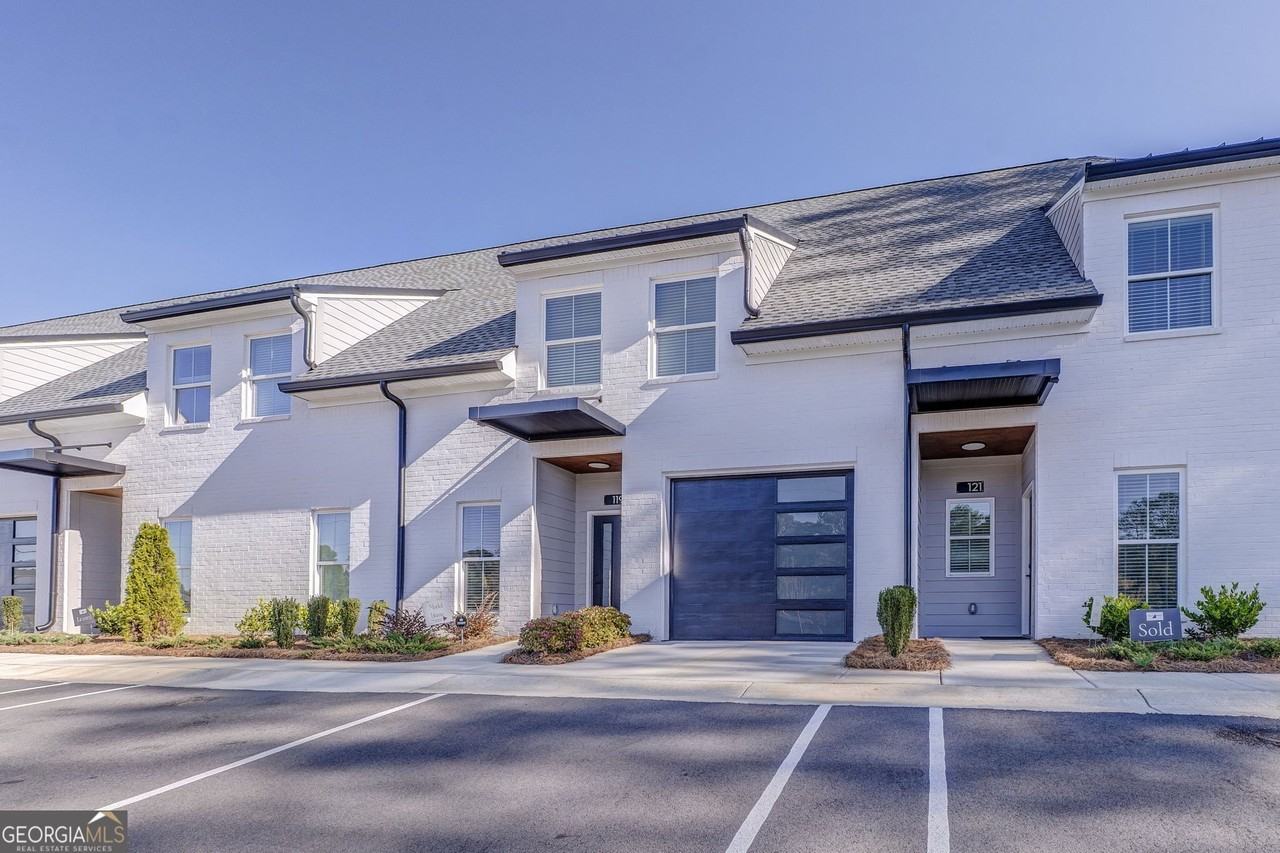 77 Chateau Dr Se - Photo 4 of 50