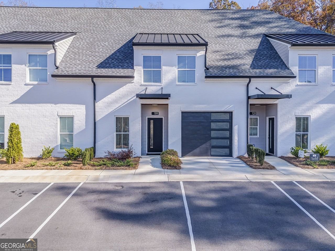 93 Chateau Dr Se - Photo 2 of 50