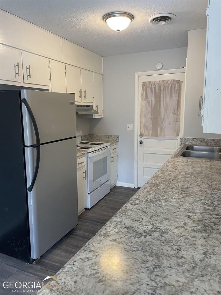 225 Pressley Way - Photo 2 of 10