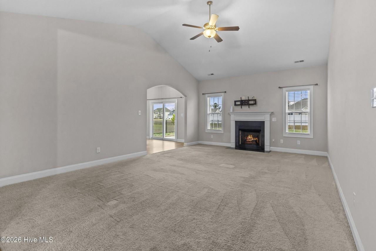 1005 Clydesdale Ct - Photo 2 of 33