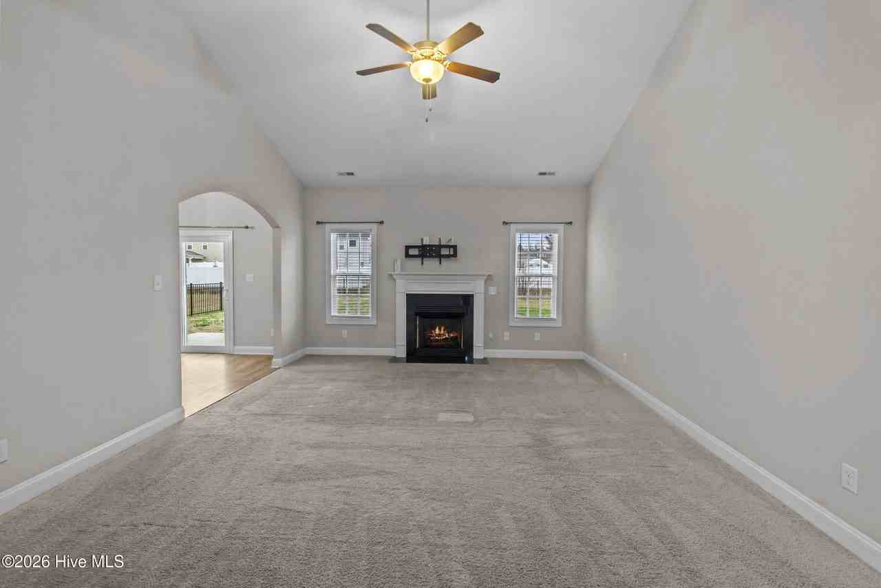 1005 Clydesdale Ct - Photo 3 of 33