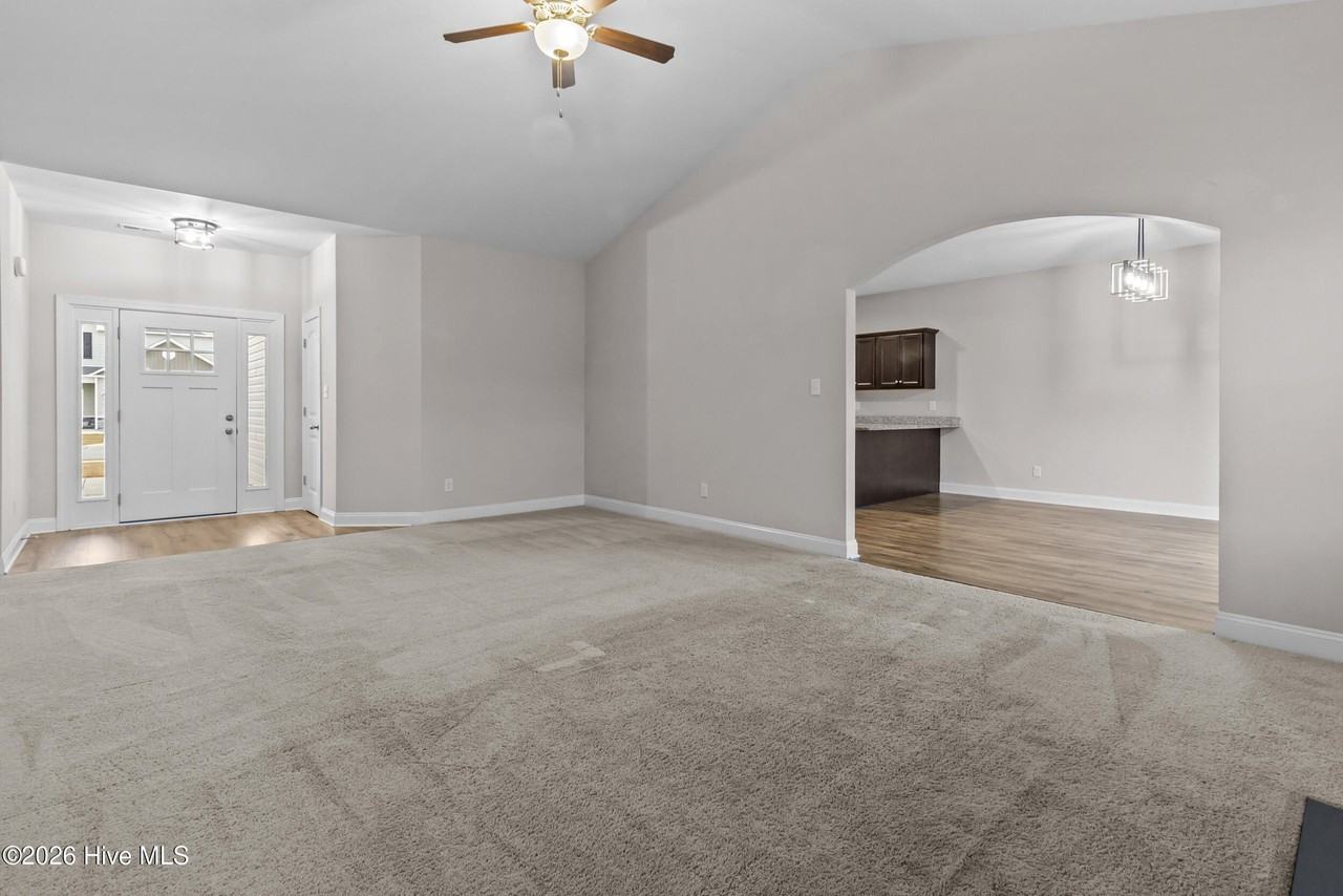 1005 Clydesdale Ct - Photo 4 of 33