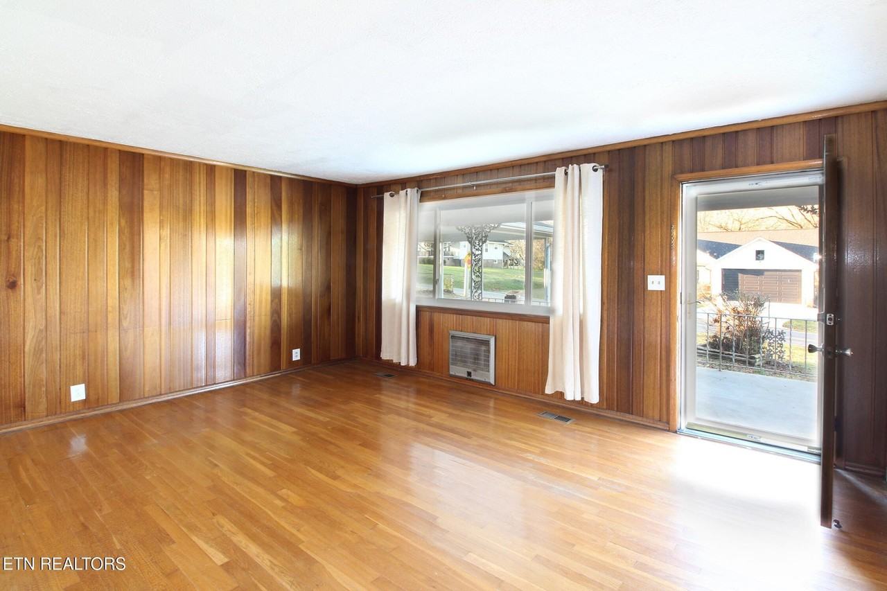 4308 Lonas Dr - Photo 3 of 24