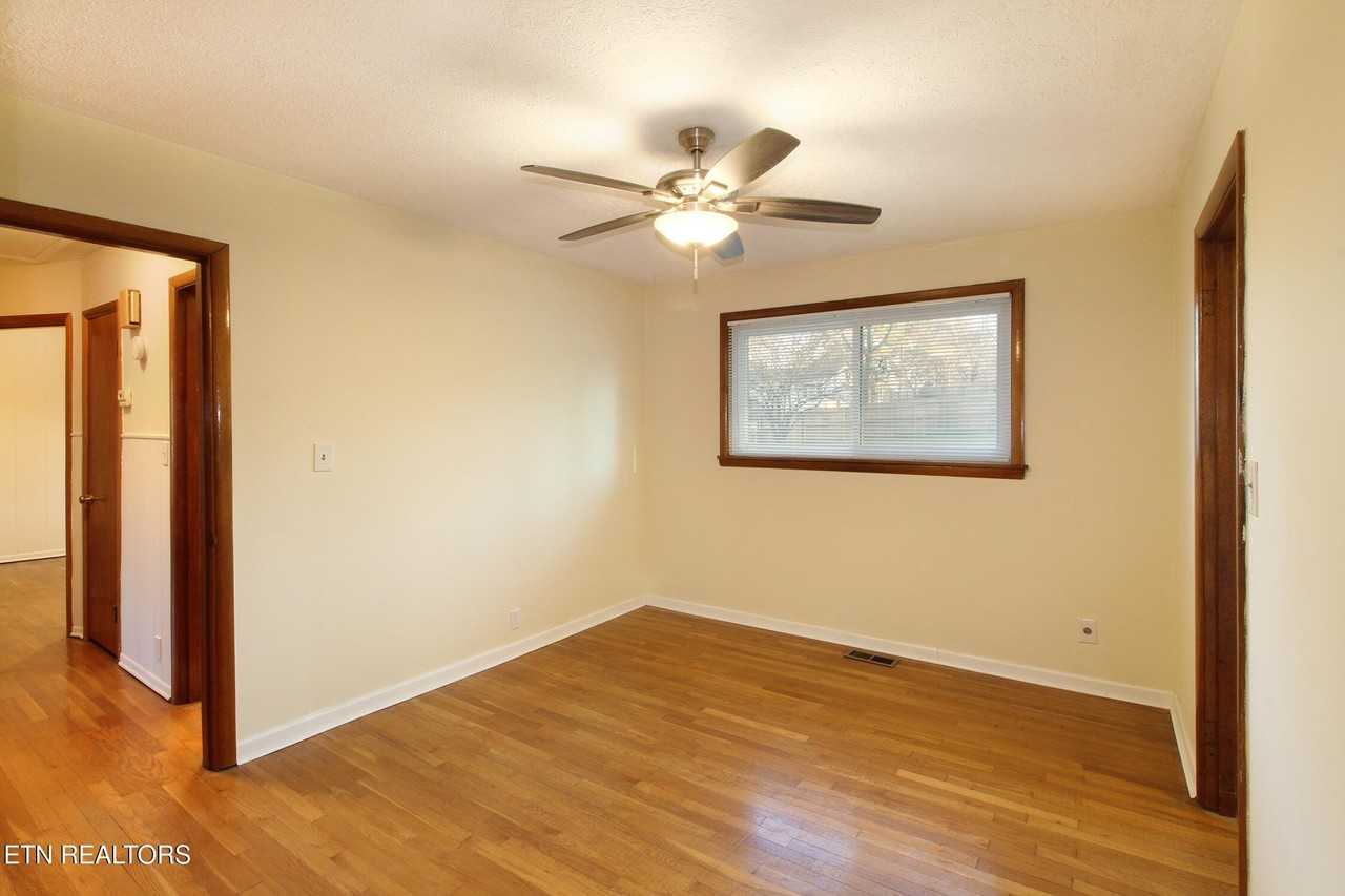 4308 Lonas Dr - Photo 4 of 24