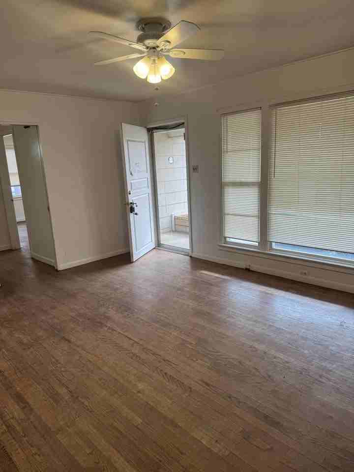 2514 43rd St - Photo 3 of 8