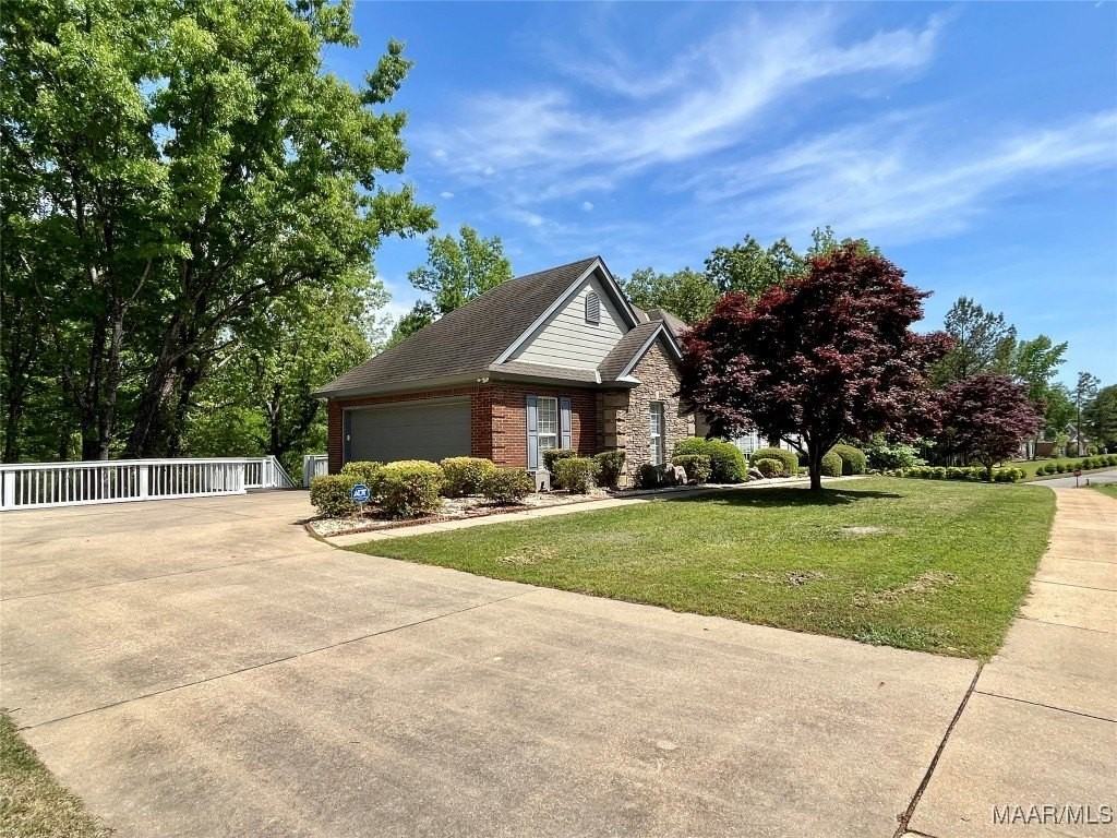 704 Emerald Dr - Photo 3 of 50