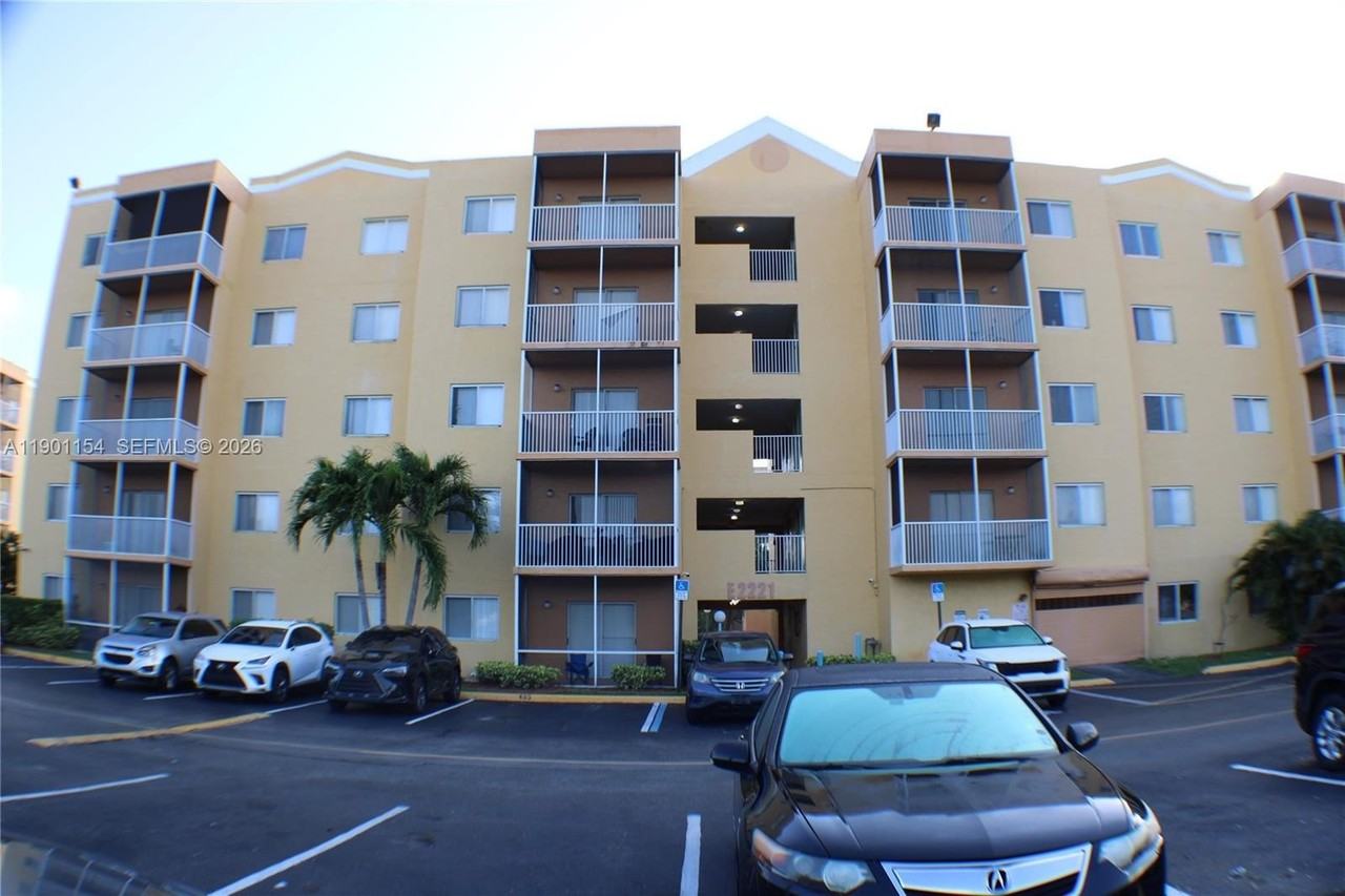 2221 S Sherman Cir #304 - Photo 2 of 25