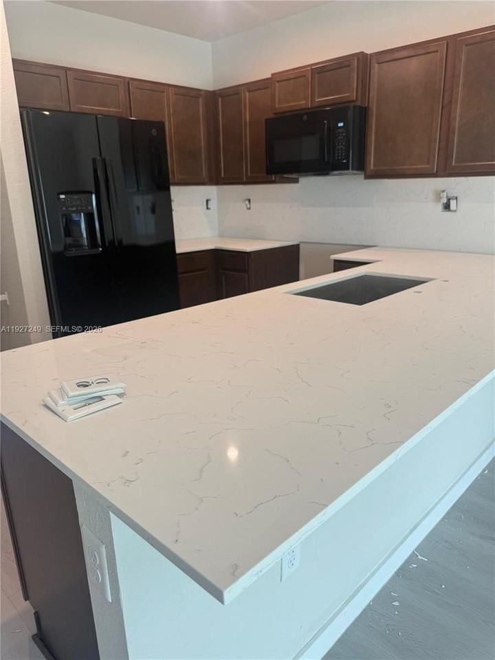 1037 Nw 5th St #1037 - Photo 2 of 13