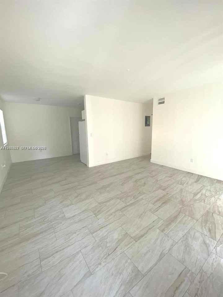 1511 Ne 42nd St - Photo 2 of 15