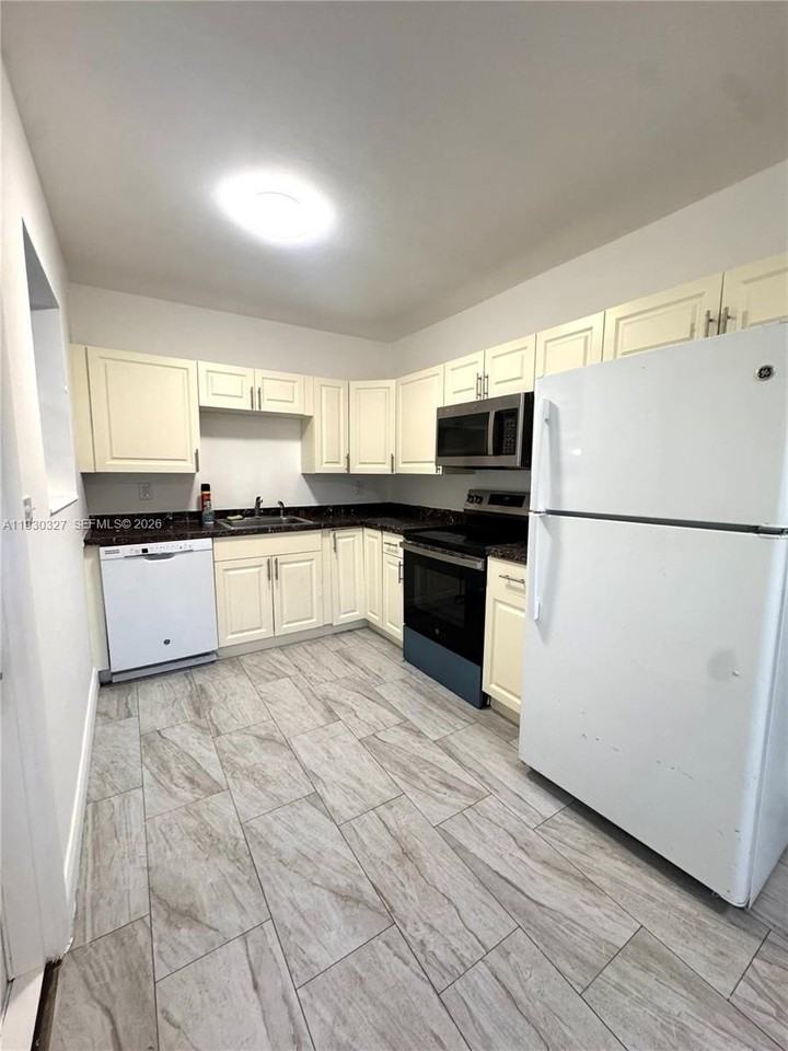 1511 Ne 42nd St - Photo 3 of 15