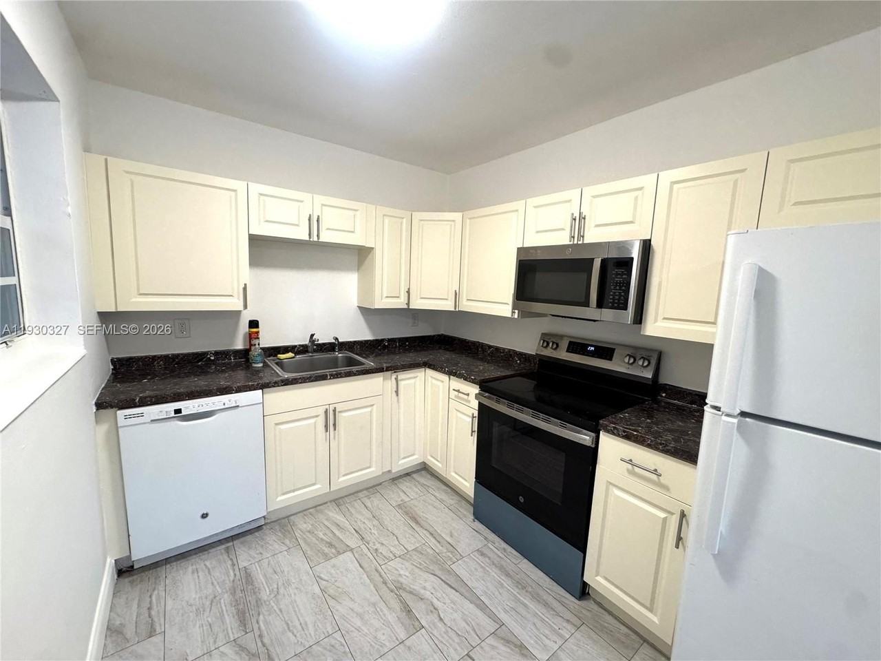 1511 Ne 42nd St - Photo 4 of 15