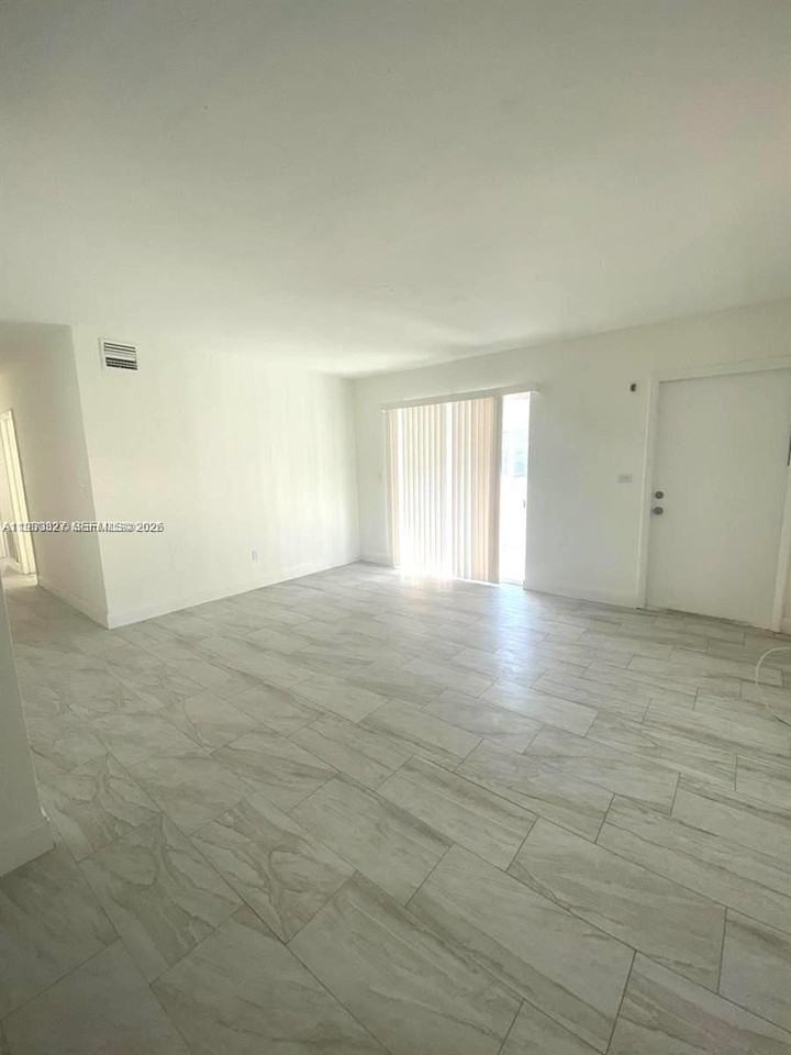 1511 Ne 42nd St - Photo 5 of 15