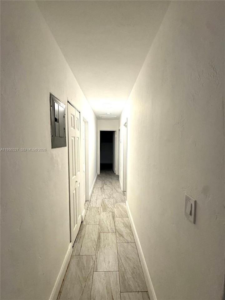 1511 Ne 42nd St - Photo 6 of 15