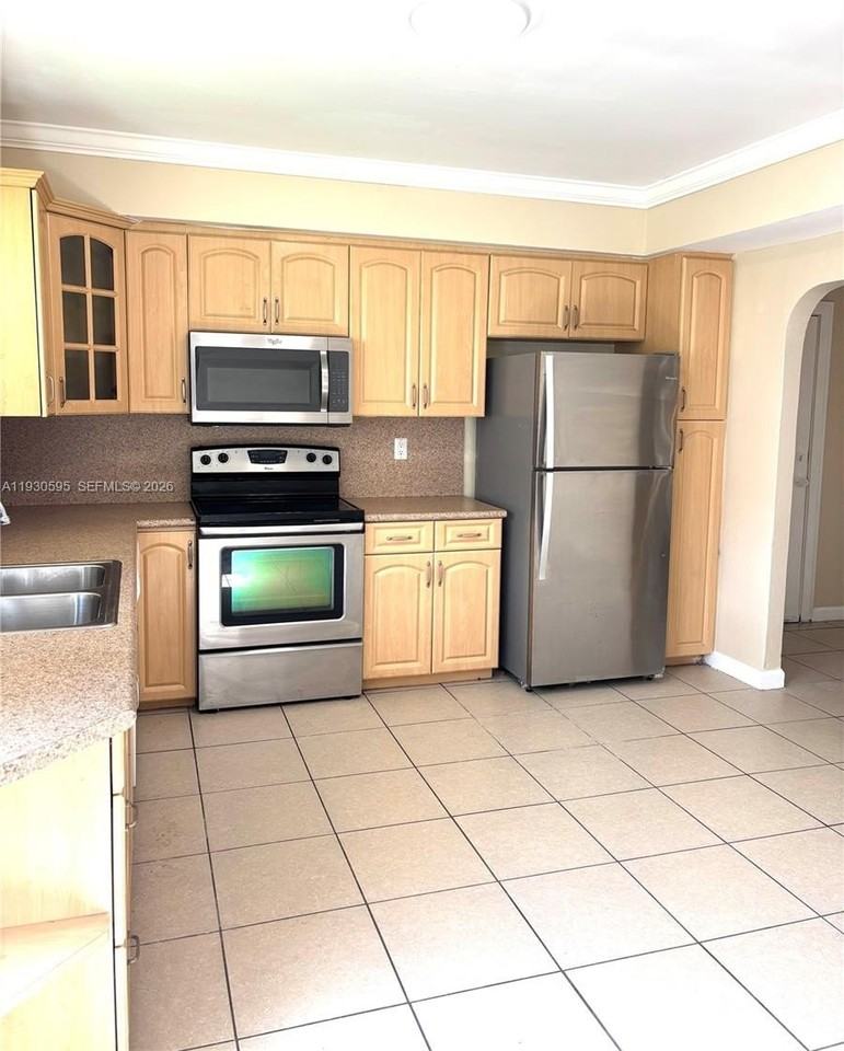 724 Moffett St #F - Photo 2 of 17