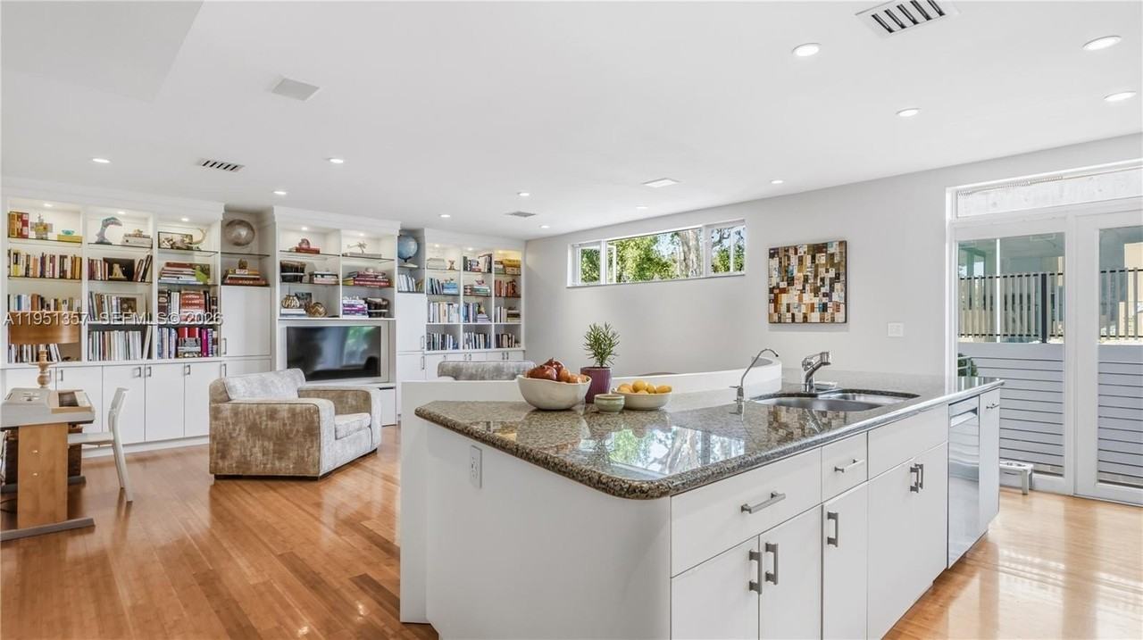 4805 Cherokee Ave - Photo 3 of 39