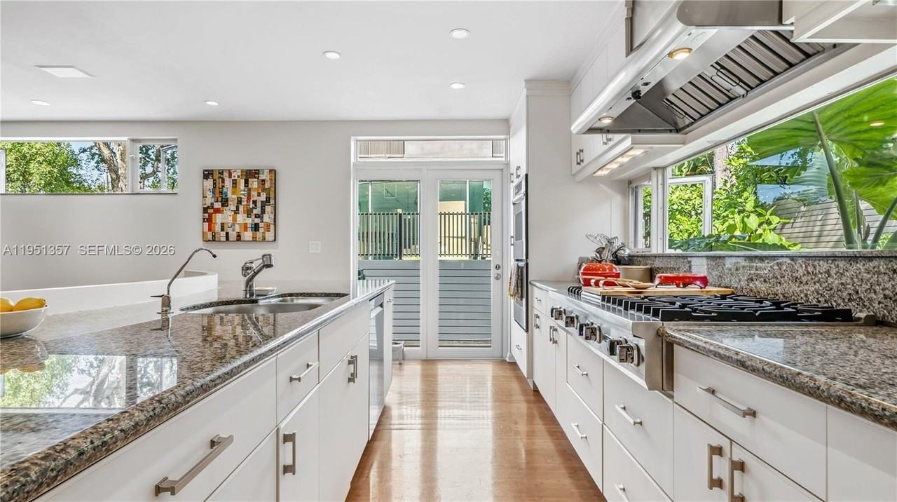 4805 Cherokee Ave - Photo 6 of 39