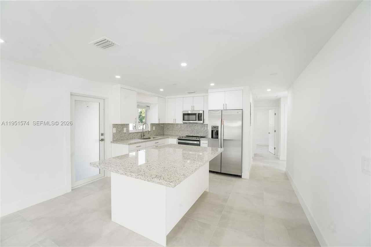 857 W 34th St - Photo 4 of 12