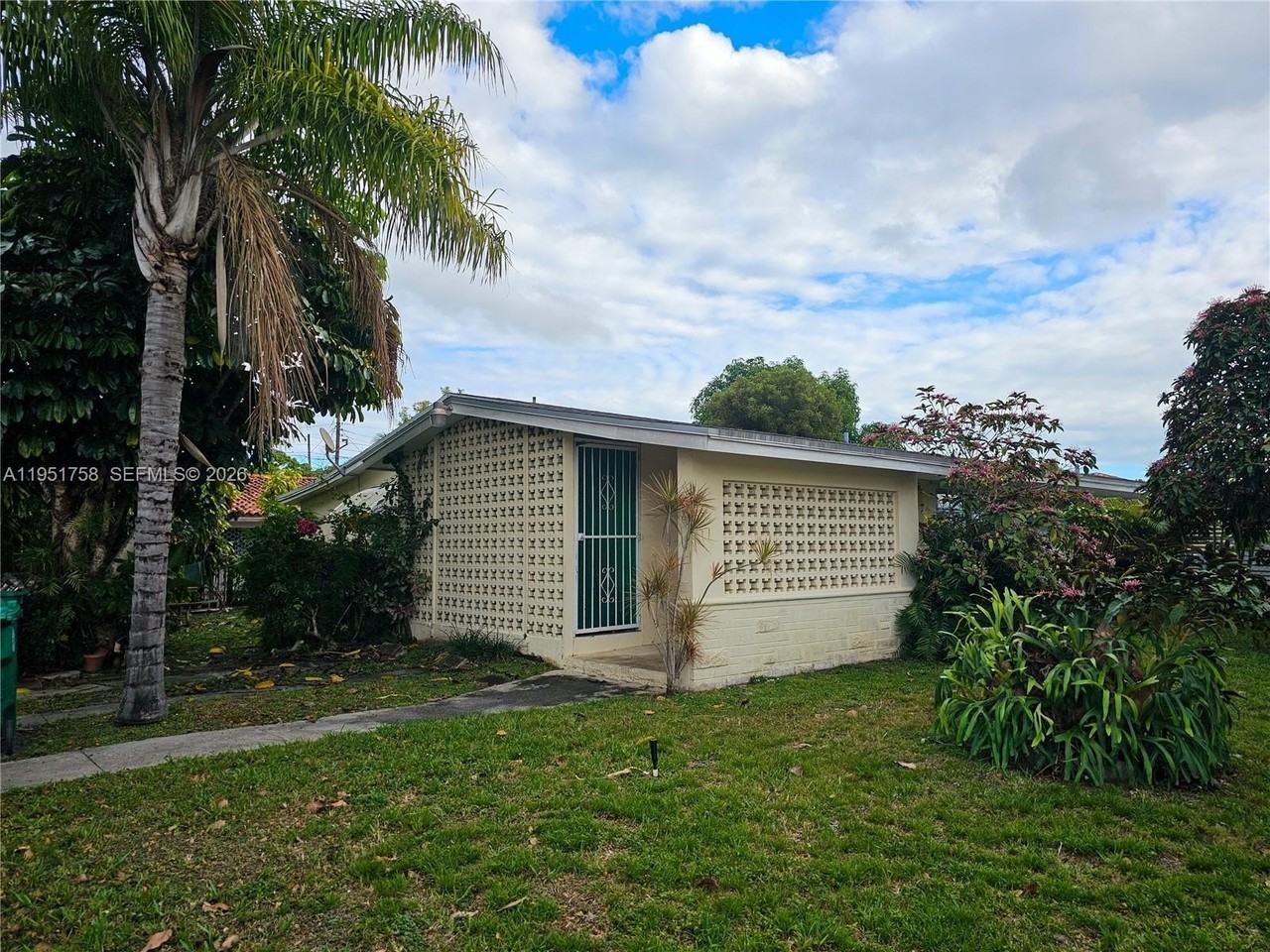 201 Sw 30th Ct #201 - Photo 2 of 3